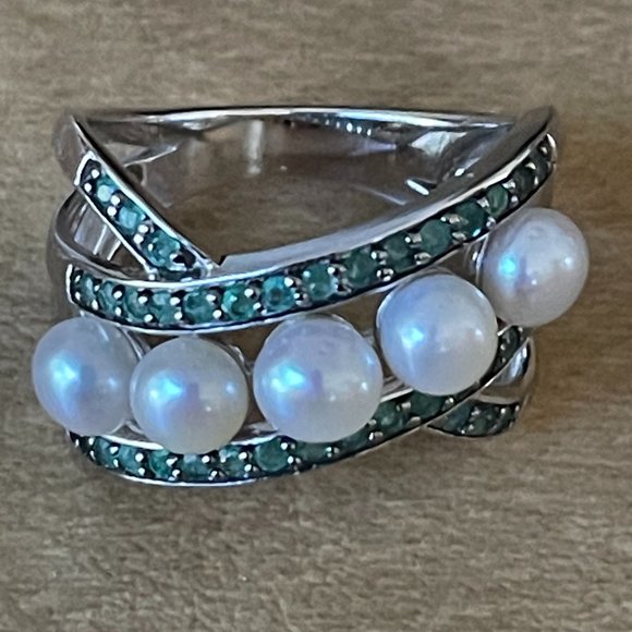 H 925 China Jewelry - H 925 China 5 Pearl Ring with Green Gemstones